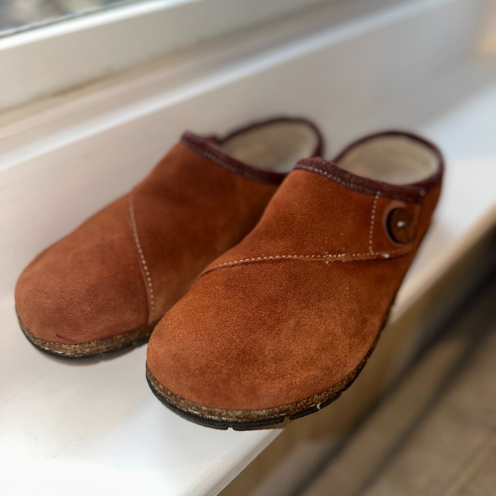 Earth Origins Essential Ezra Fuzzy Lined Suede Clog – Acorn – Size 9.5